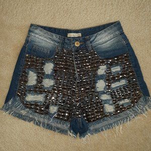 short jeans embroidered with stones
